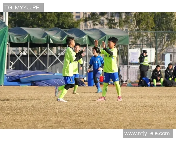 足球小妖们的成长之路与梦想追逐的精彩瞬间 足球小妖们的成长之路与梦想追逐的精彩瞬间