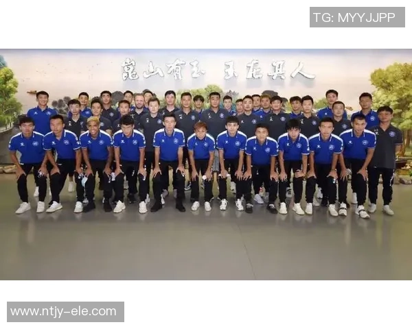 重庆足球队的奋斗与荣耀：一段不平凡的突破之路纪实